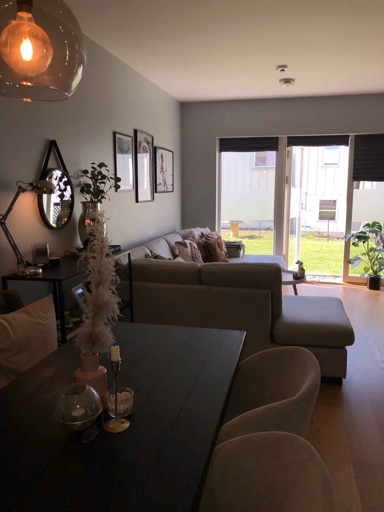 Utsikt mot stue og utgang til plen Galleribilde