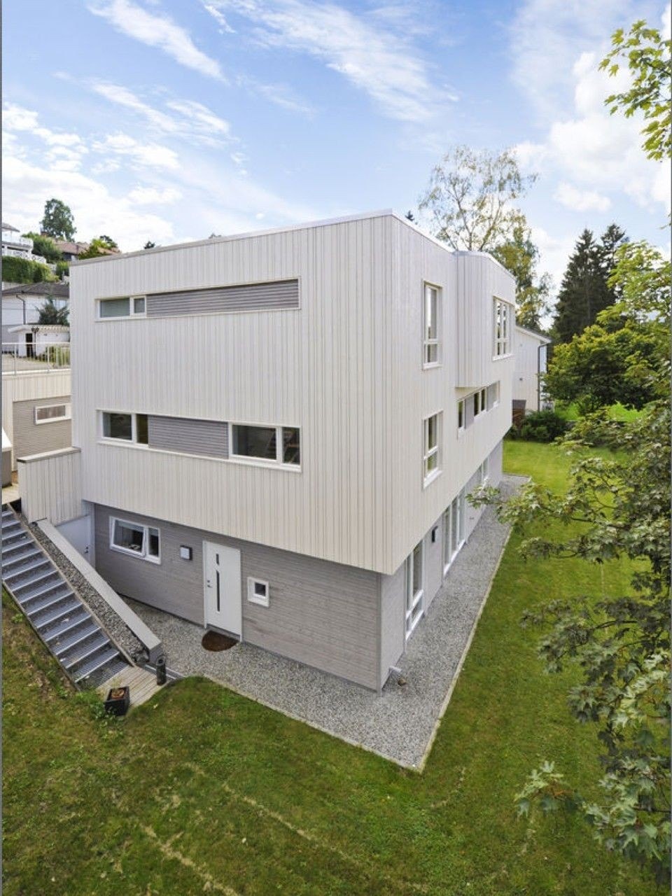 Separat inngang og sportsbod Galleribilde