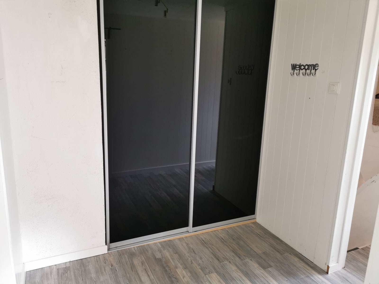 Garderobe i gangen. Galleribilde