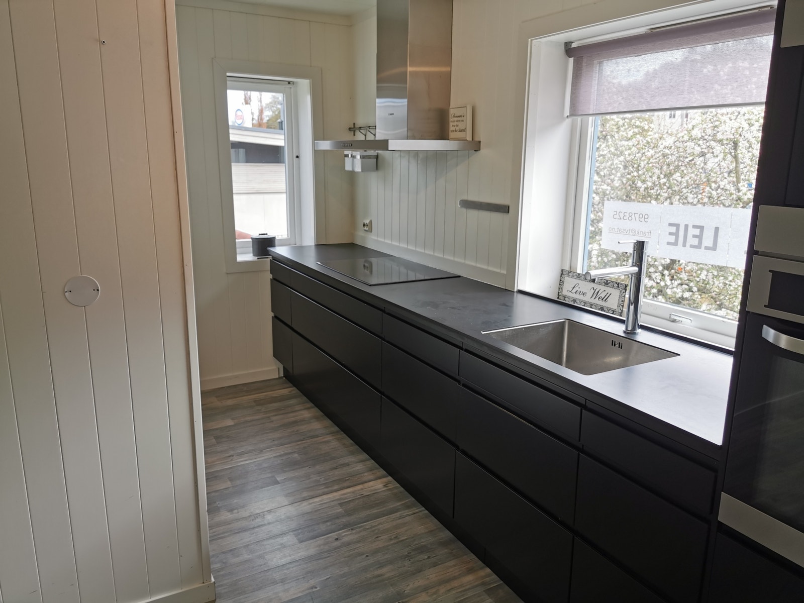Kjøkken. integrert kjøleskap med fryser, stekeovn, micro, oppvaskmaskin. stor induksjonstopp og stille ventilator. Galleribilde