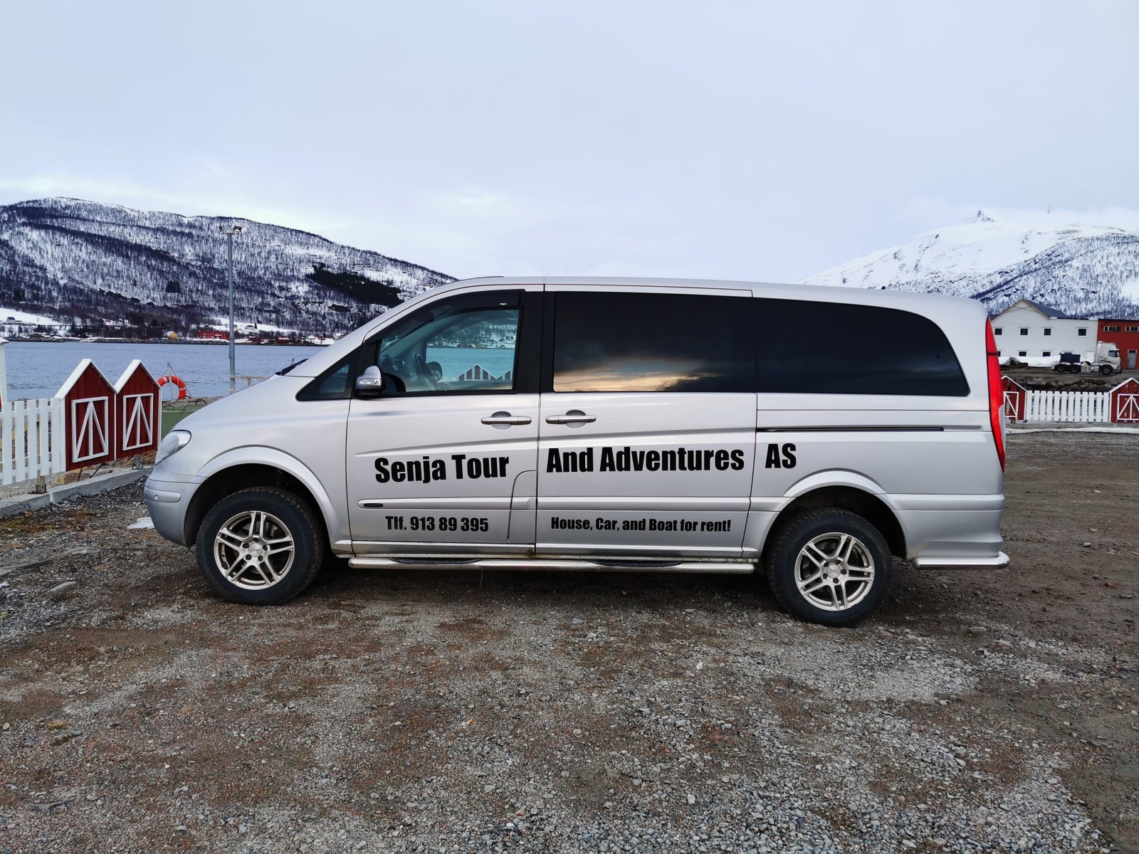 Denne bilen er til leie for våre gjester. Pick up på flyplass går fint. Merchedes Viano 4WD, 8 seter. Galleribilde