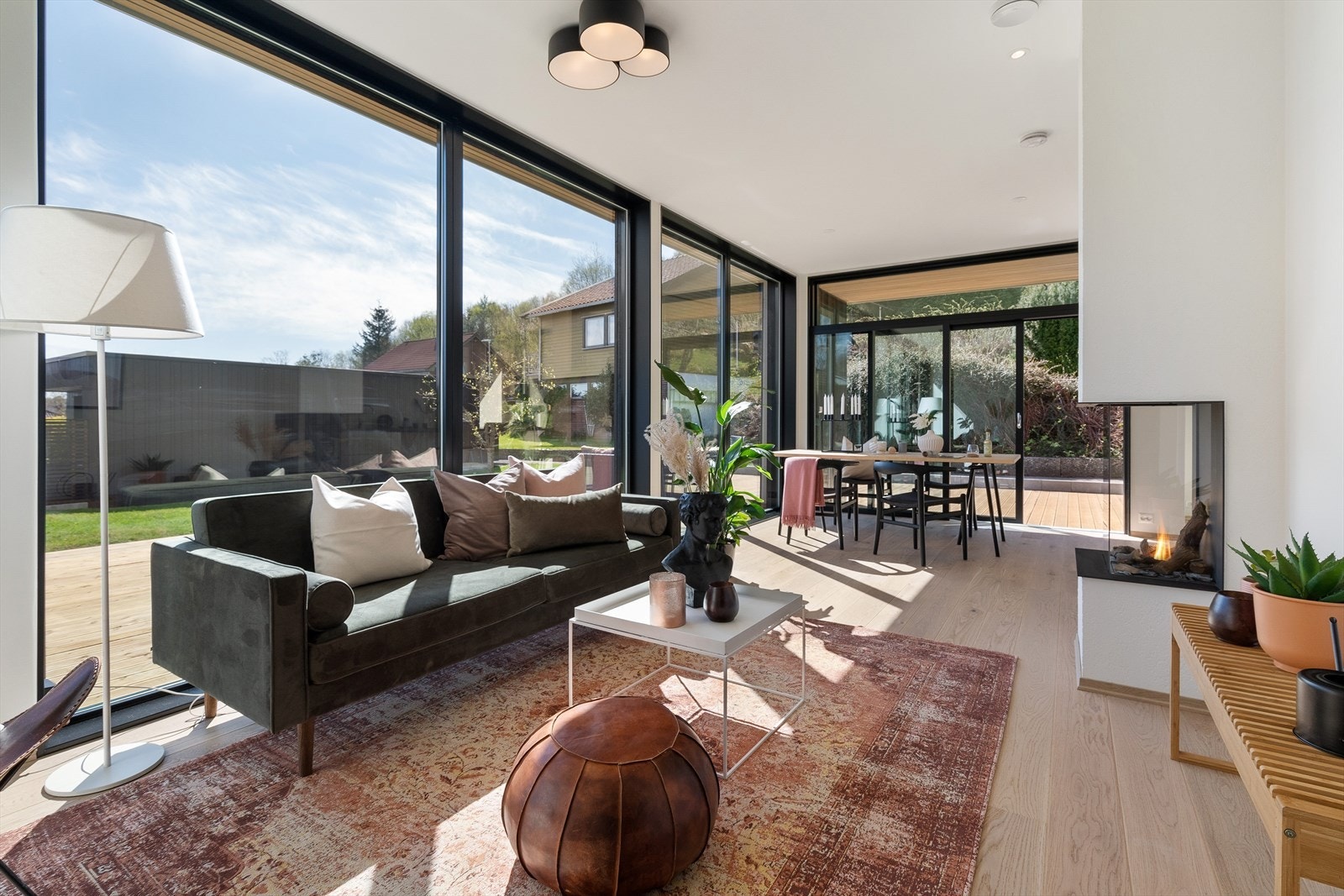 Nydelig stue med takhøyde på 270 og store vinduer mot hage. Galleribilde