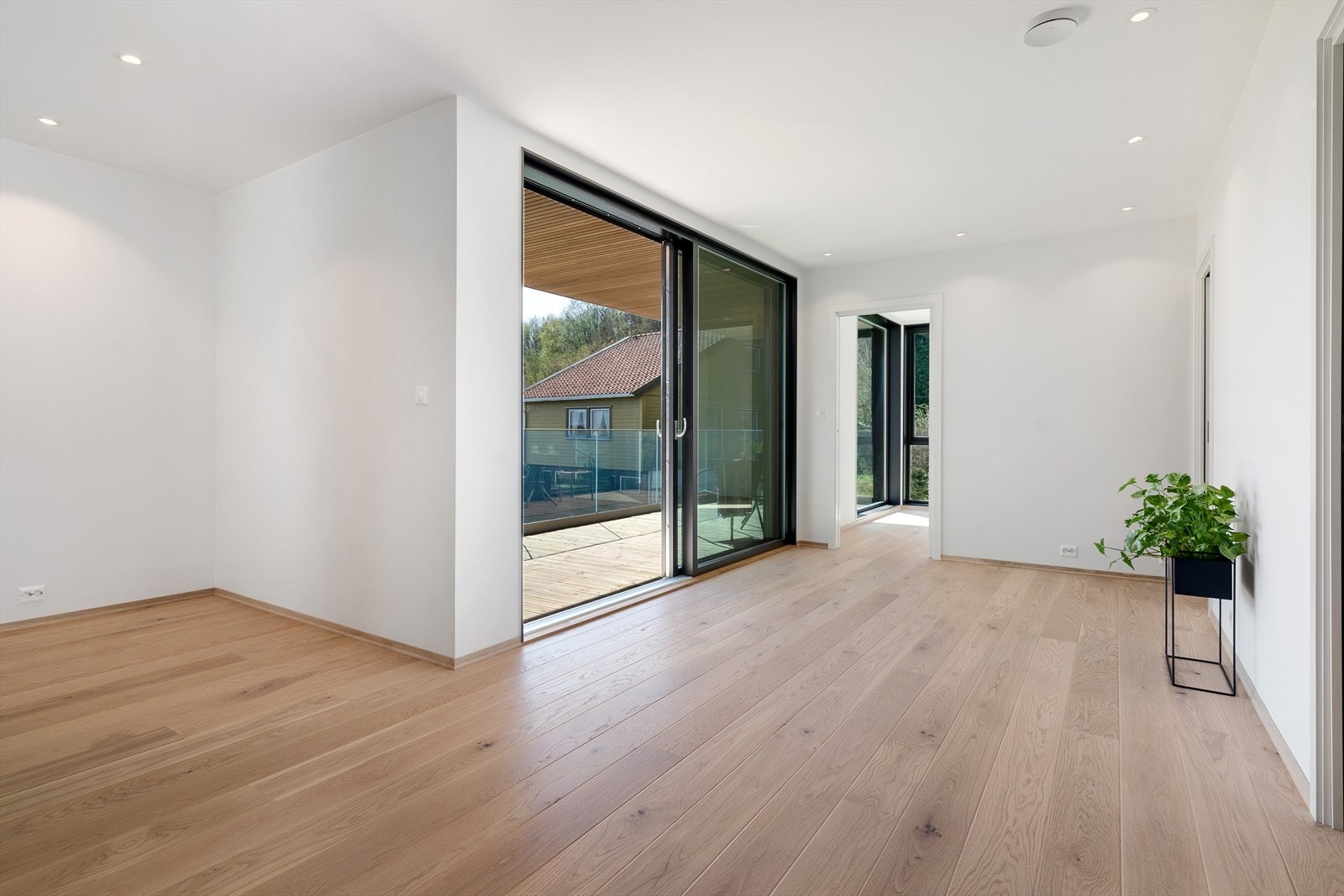 Todelt loftstue med utgang til nydelig balkong Galleribilde