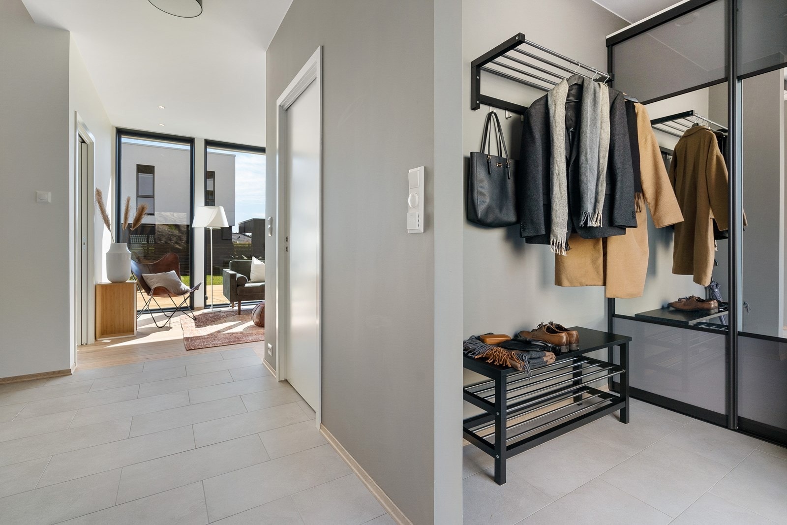 Garderobehjørne og skyvedørsgarderobe Galleribilde