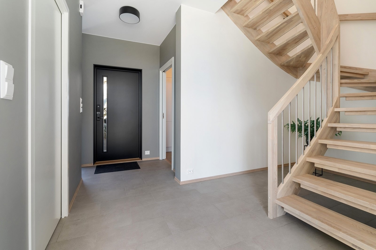 Romslig gang med inngang til vaskerom, garderobe og bad. Galleribilde