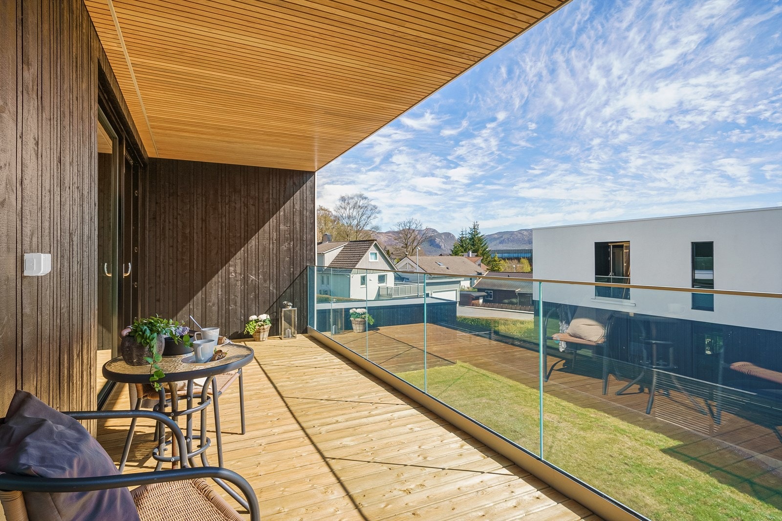 Lekre detaljer med eikespiler i tak, lyslist i led og glassrekkverk. Galleribilde