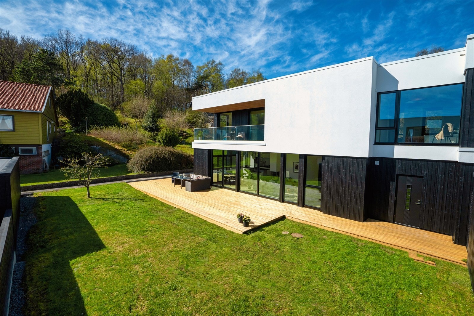 Nydelige detaljer med hvit murpuss og sort kledning Galleribilde