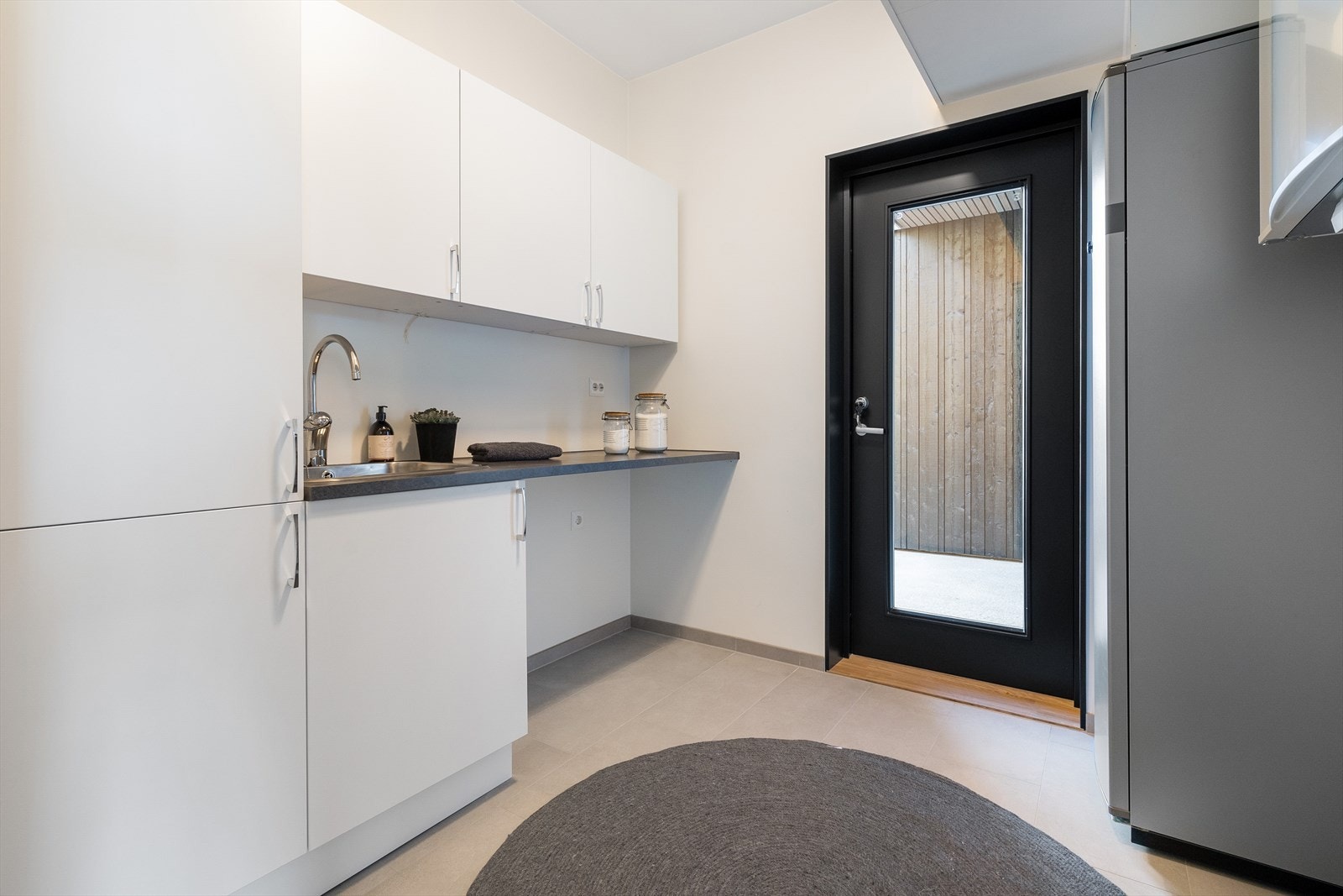 Vaskerom med egen inngang fra carport. Galleribilde