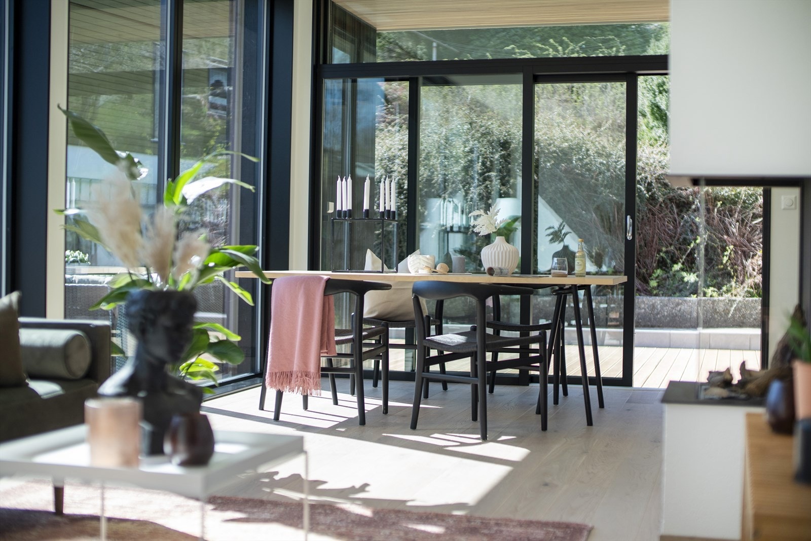 God plass til stort spisebord Galleribilde