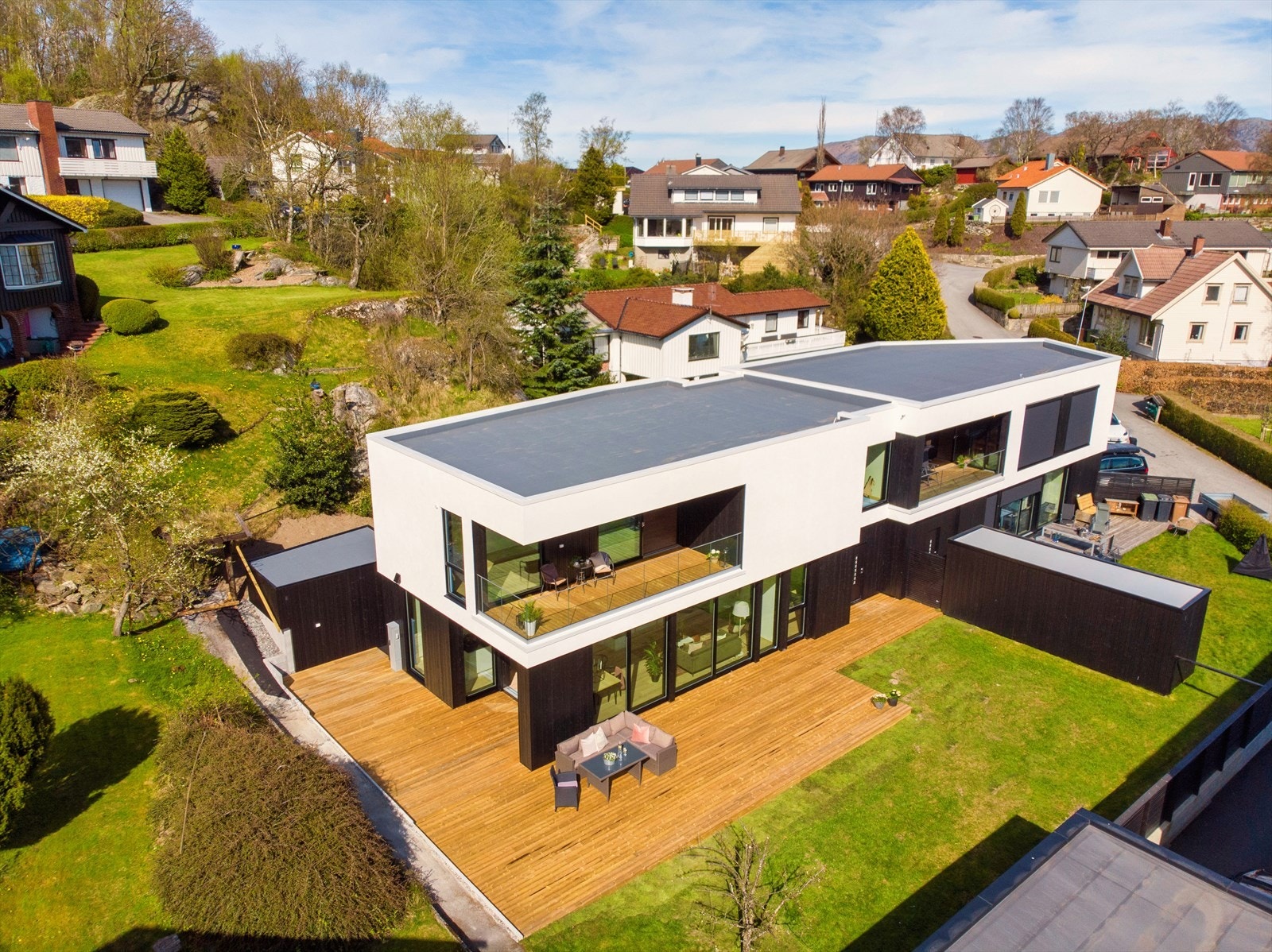 EiendomsMegler 1 v/ Fredrik Simonsen presenterer en nydelig bolig i Nådlandsberget 14c Galleribilde