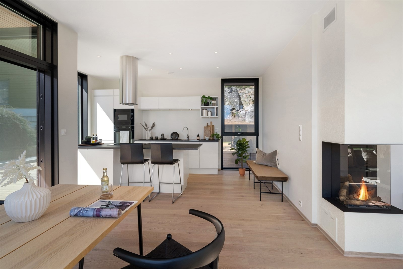 Flott kjøkken med integrerte hvitevarer Galleribilde