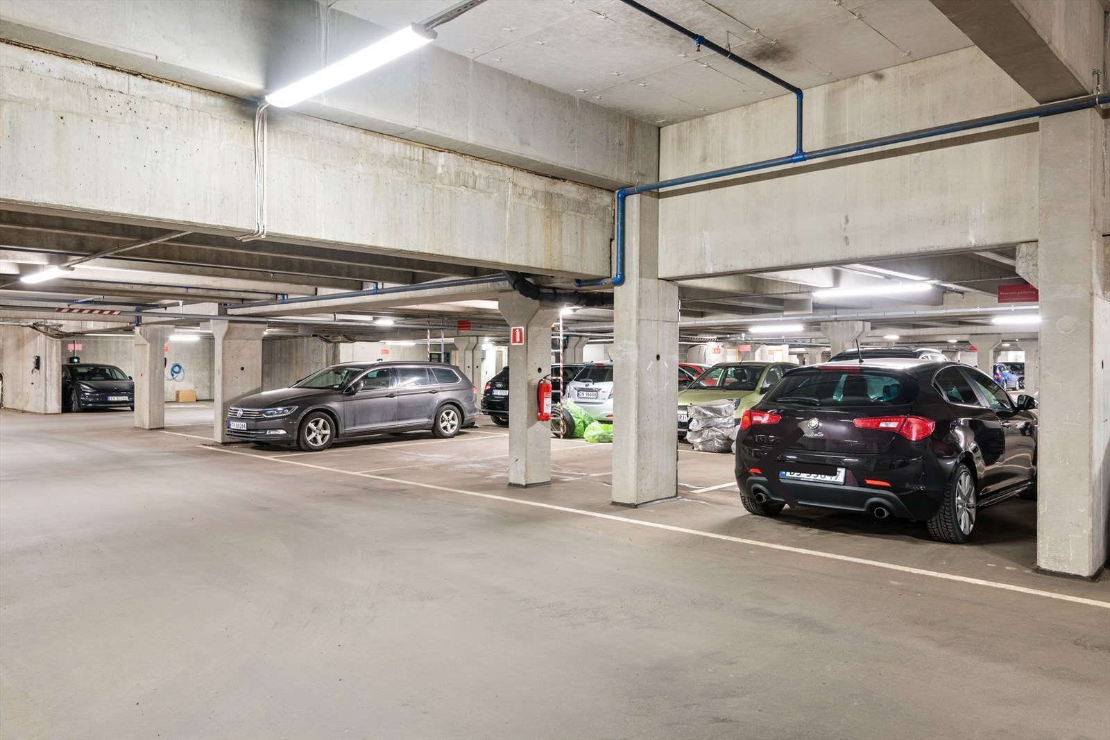 Stor garasjeplass / tilrettelagt for elbil Galleribilde