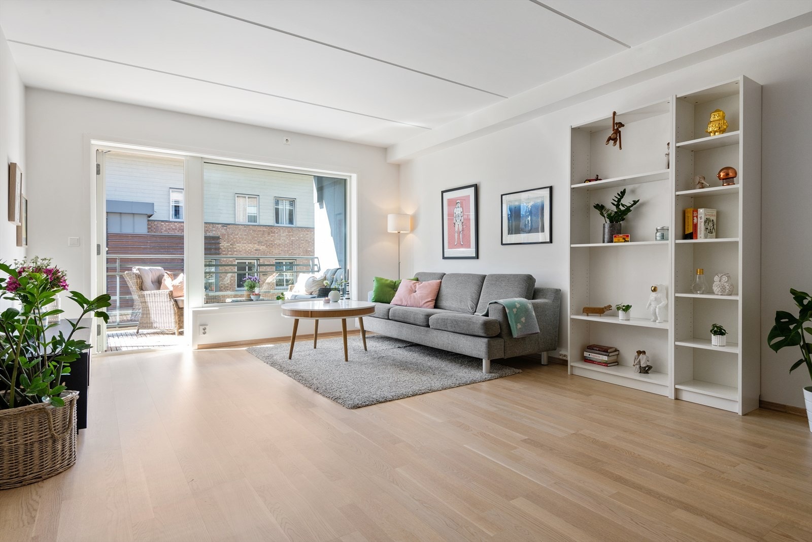 Stor og arealeffektiv stue som gjør det enkelt å møblere! Her får man plass til en stor sofagruppe og spisebord samt TV-møbler Galleribilde