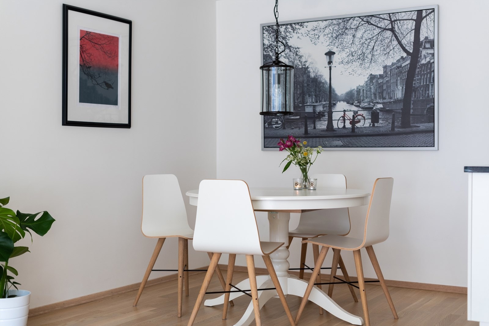 Romslig og praktisk sone for spisestuegruppe Galleribilde