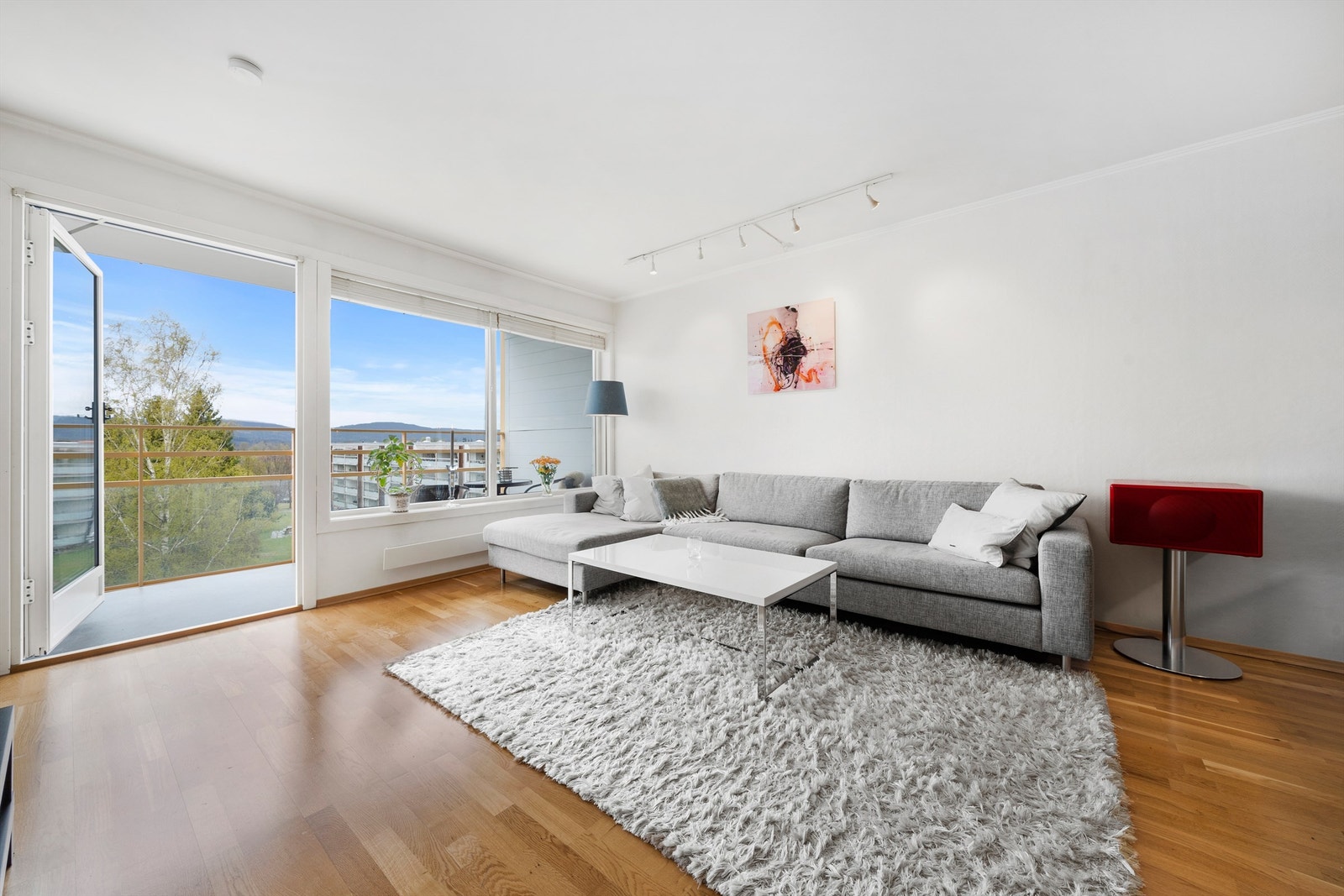 Fra stuen er det utgang til en vestvendt balkong på ca. 8 kvm. Galleribilde