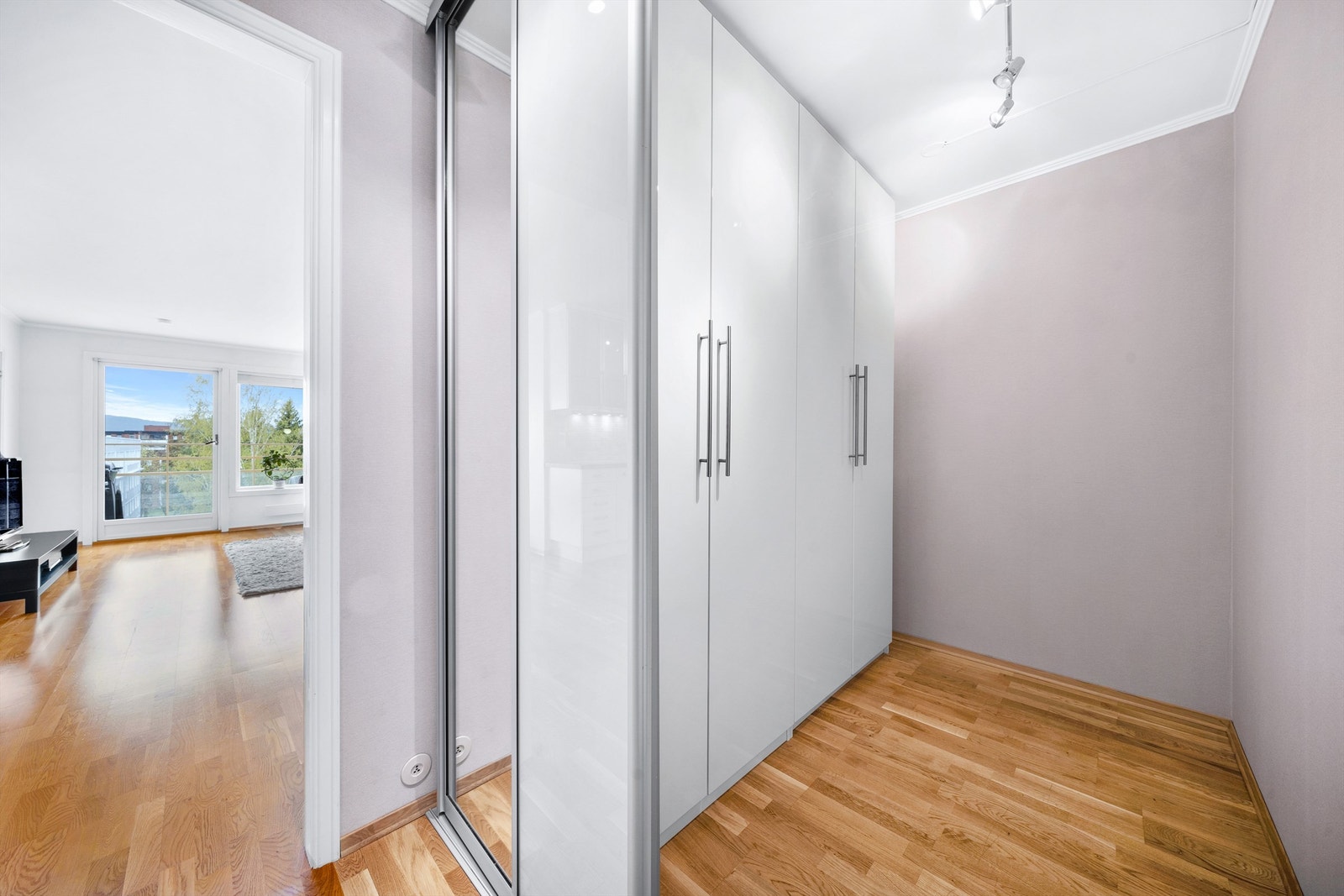 I tilknytning til entreen er det i tillegg et smart omkledningsrom med skyvedører. Galleribilde