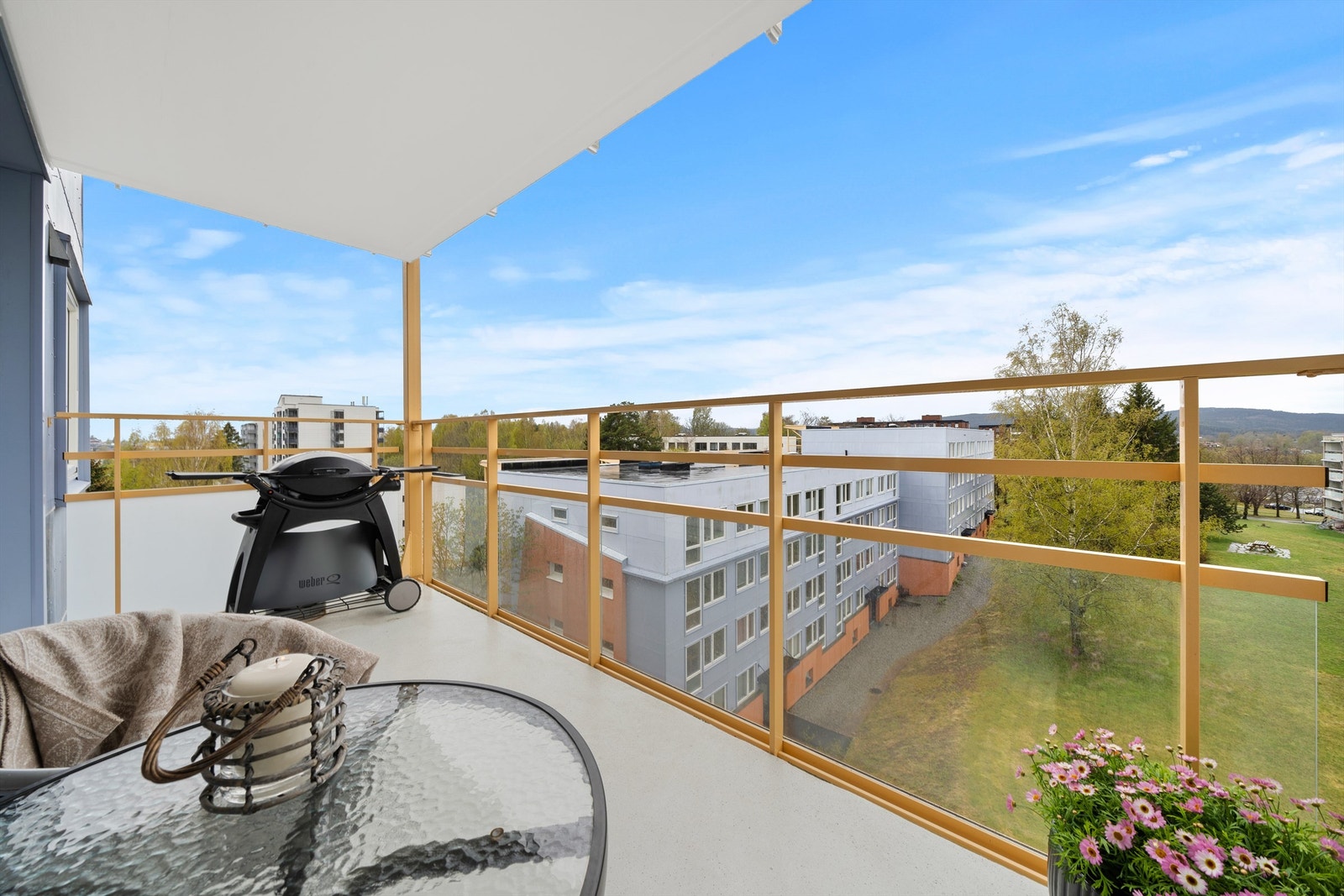 En deilig balkong som vender mot vest. Flott utsikt! Galleribilde