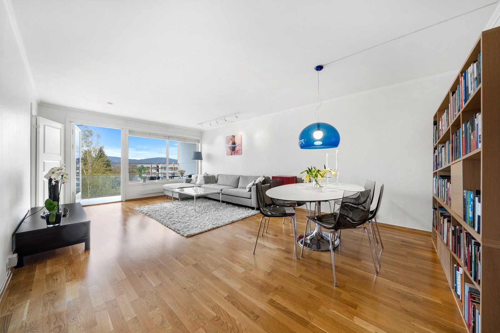 En lys og luftig stue med masse lysinnslipp. Her er det plass til både spisegruppe og sofa. Galleribilde