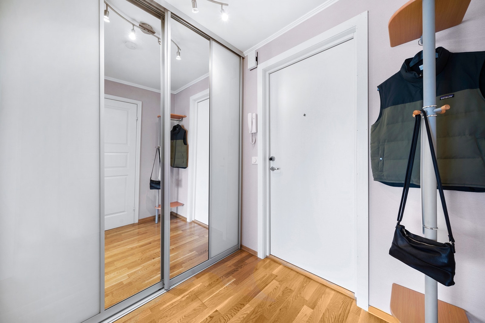 Entréen er romslig med god plass til å henge fra seg yttertøy. Galleribilde