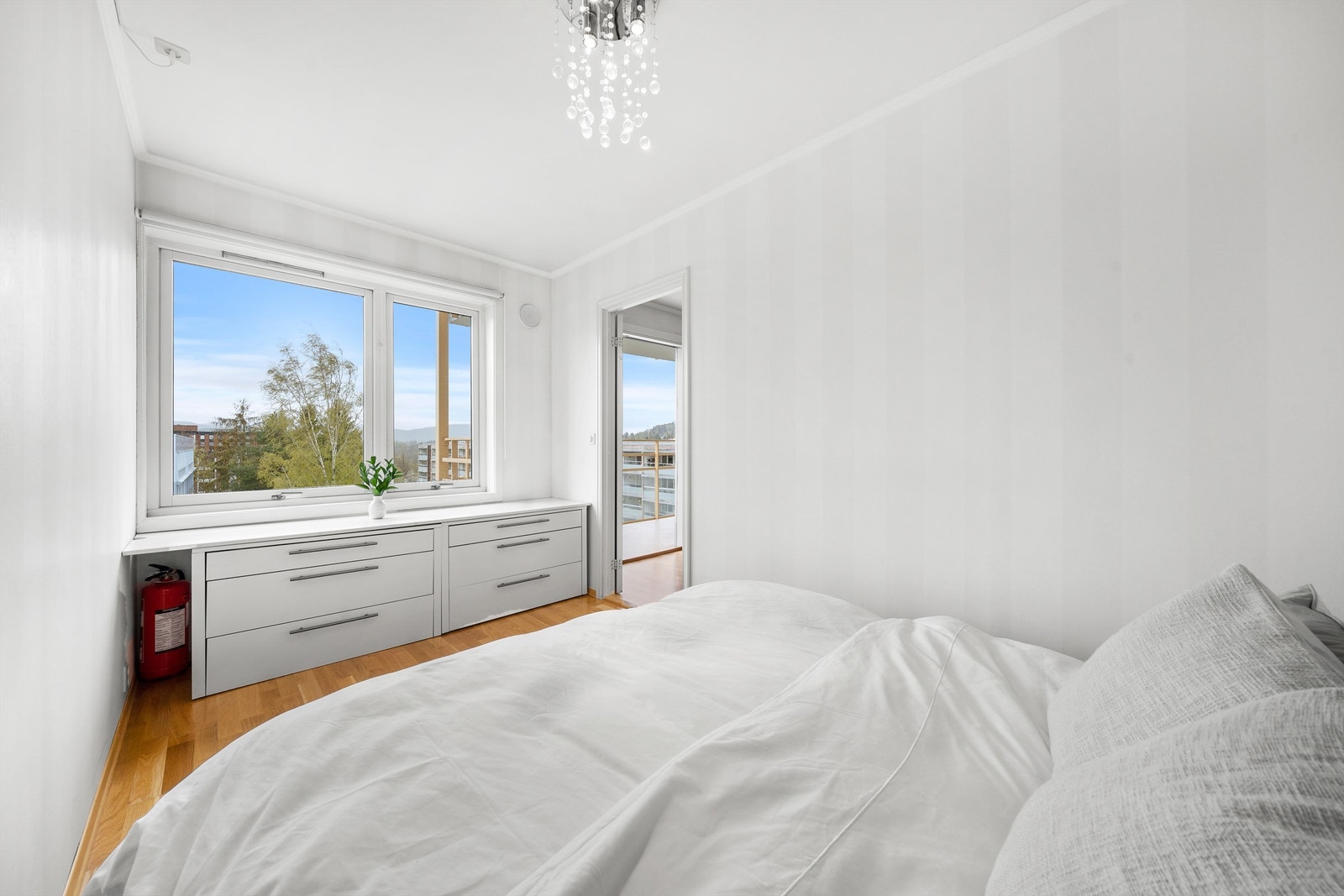 Soverommet er av god størrelse, med plass til dobbelseng og oppbevaring. Her kan du våkne til utsikten. Galleribilde