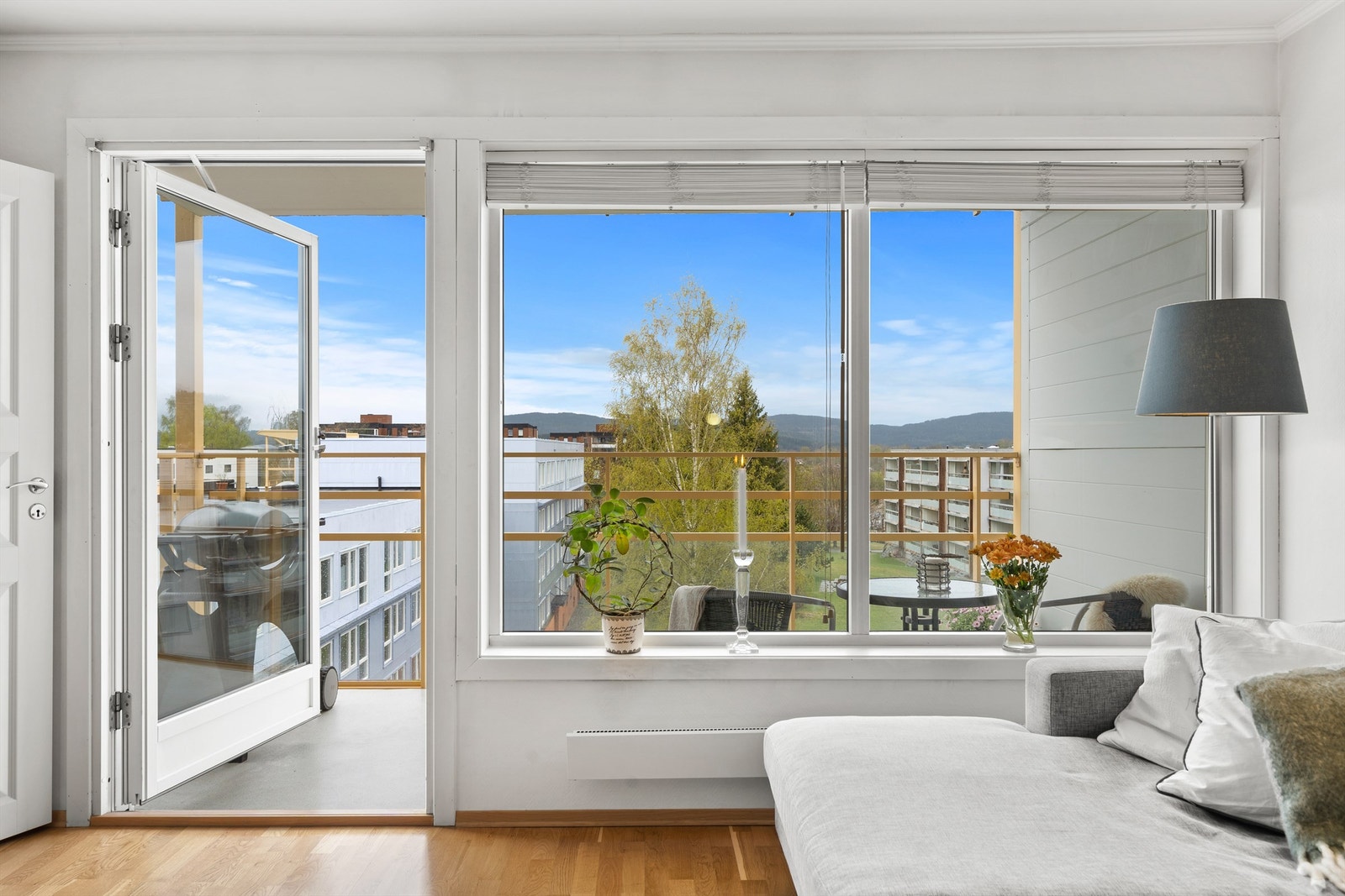 Stue ut mot balkong Galleribilde