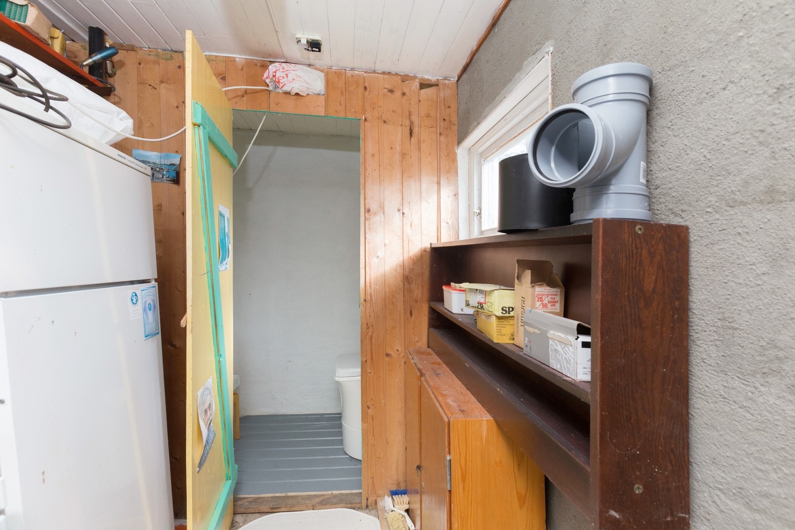 Mot toalettrommet med Cinderella forbrenningstoalett Galleribilde