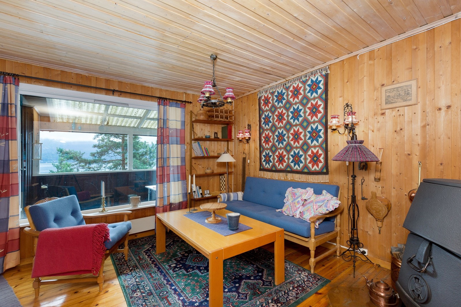 Stort vindu mot fjorden Galleribilde