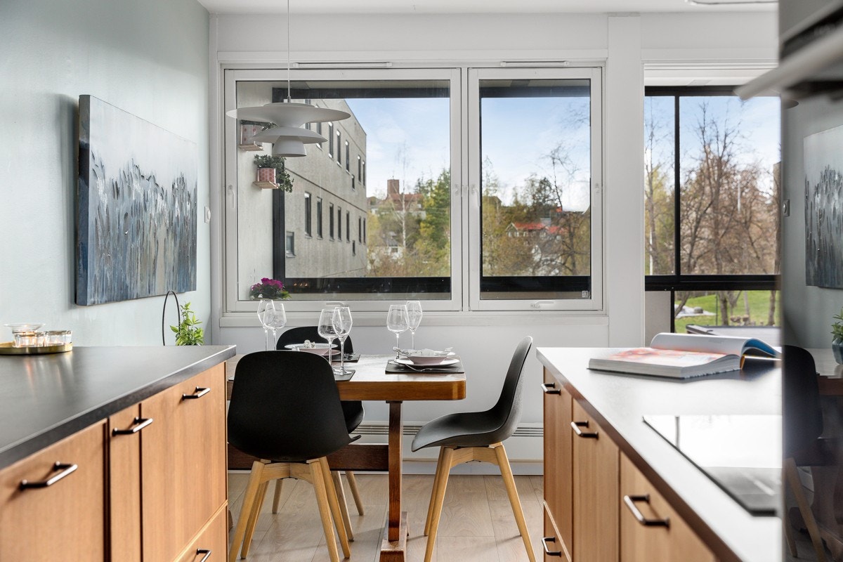 De gode vindusflatene gjør at et hvert måltid kan inntas til fin utsikt over området. Galleribilde