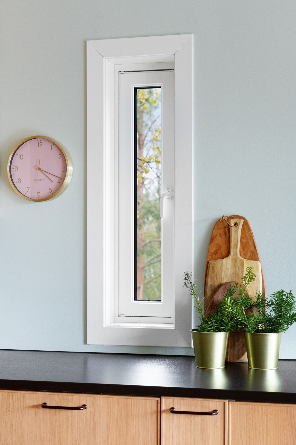 Over kjøkkenbenken er det et smalt vindu i gavlveggen med hyggelig utsyn. Galleribilde