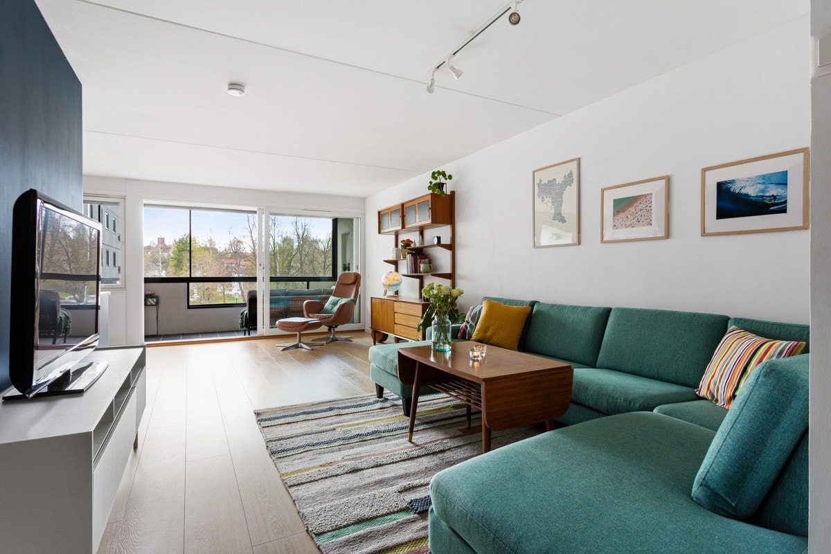 Stuen har god plass for både sofa og tv-løsning. Det er skyvedør til balkongen som gir en herlig forlengelse av rommet. Galleribilde