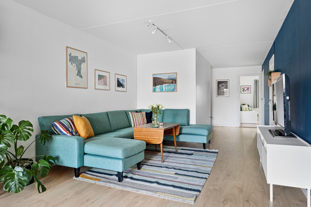 Stuens lysmalte vegger gir god lysrefleksjon. Alle vegger ble gipset i 2015, og samme året ble innerdører byttet. Galleribilde