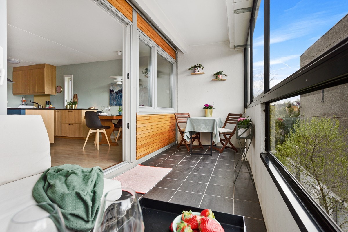 Balkongen har god plass for sittegrupper og grilling. Marka ligger rett utenfor døren og tilbyr lunsj i det fri. Galleribilde
