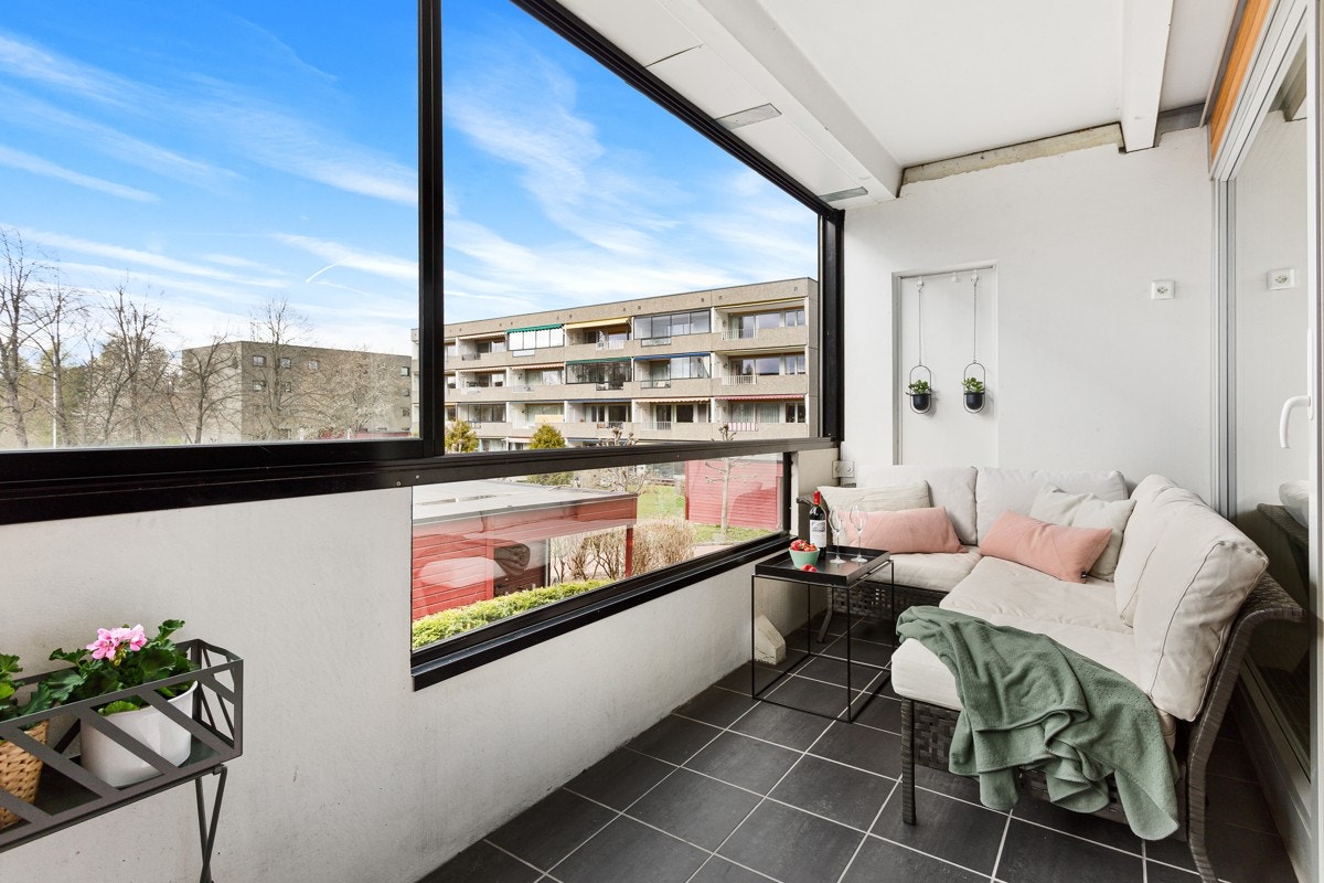 Den romslige balkongen utvider sommeren og kan også benyttes som vinterhage. Galleribilde