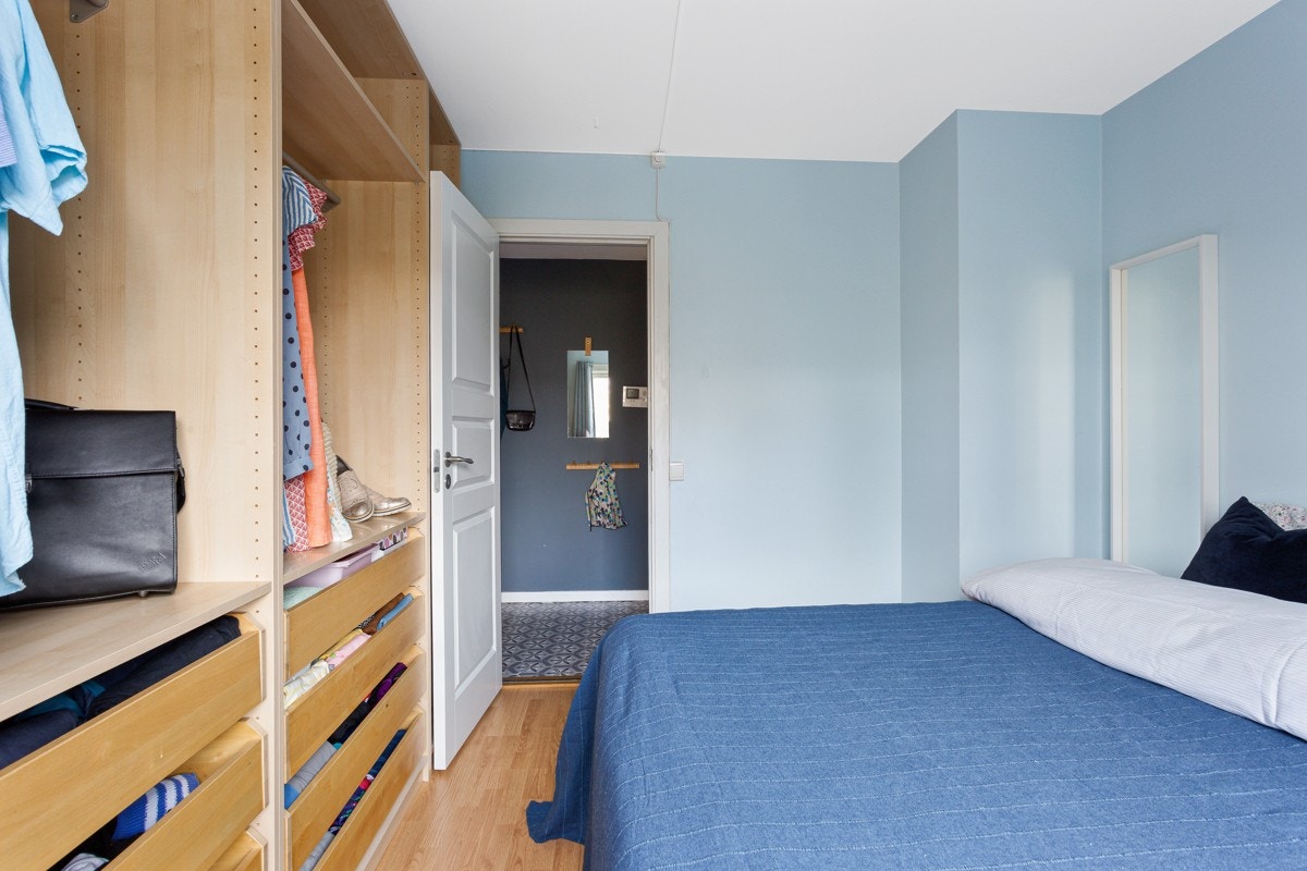 Hovedsoverommet har garderobeløsning, samt god plass for både dobbeltseng og nattbord. Galleribilde