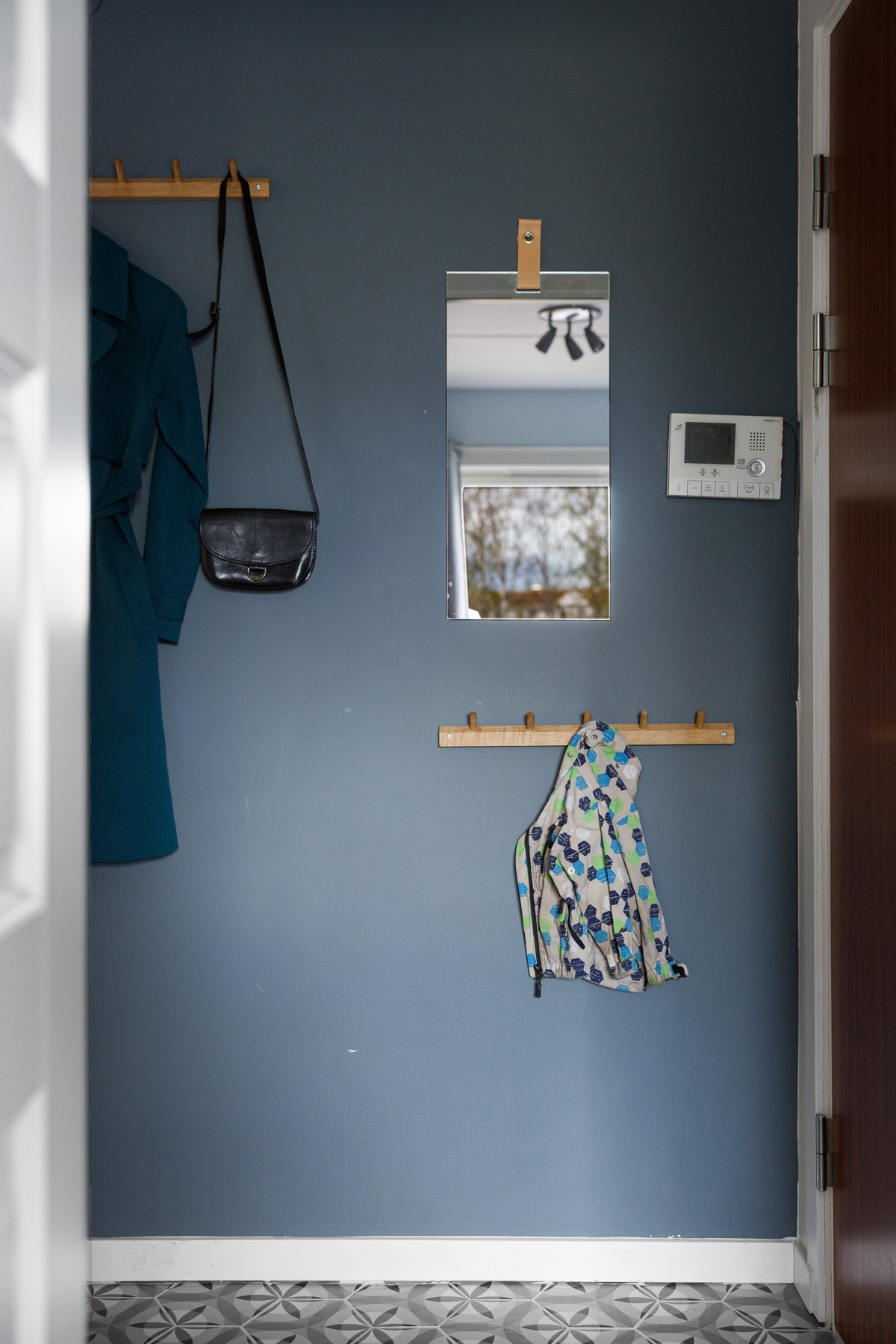 Det er åpen garderobeløsning i entreen som også er direkte tilknyttet en smart lagringsbod. Galleribilde