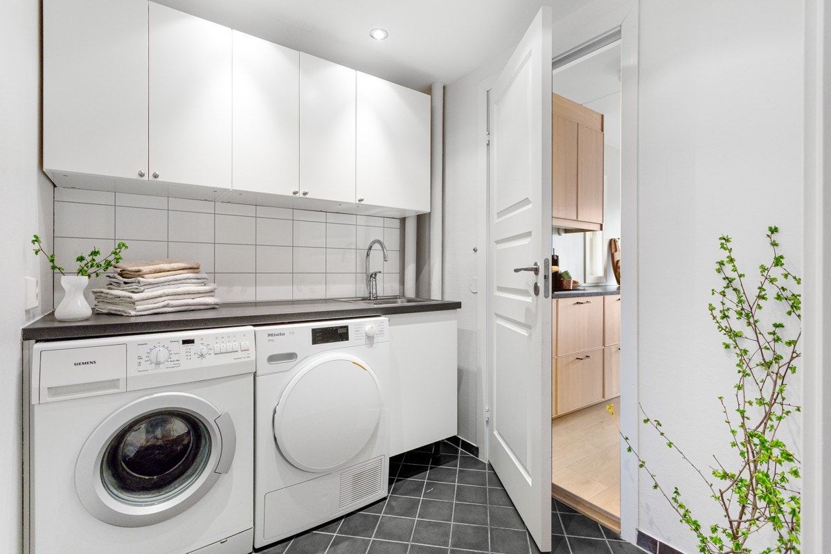 Boligen har eget vaskerom med praktisk innredning, spesielt kjærkomment for barnefamilier. Galleribilde