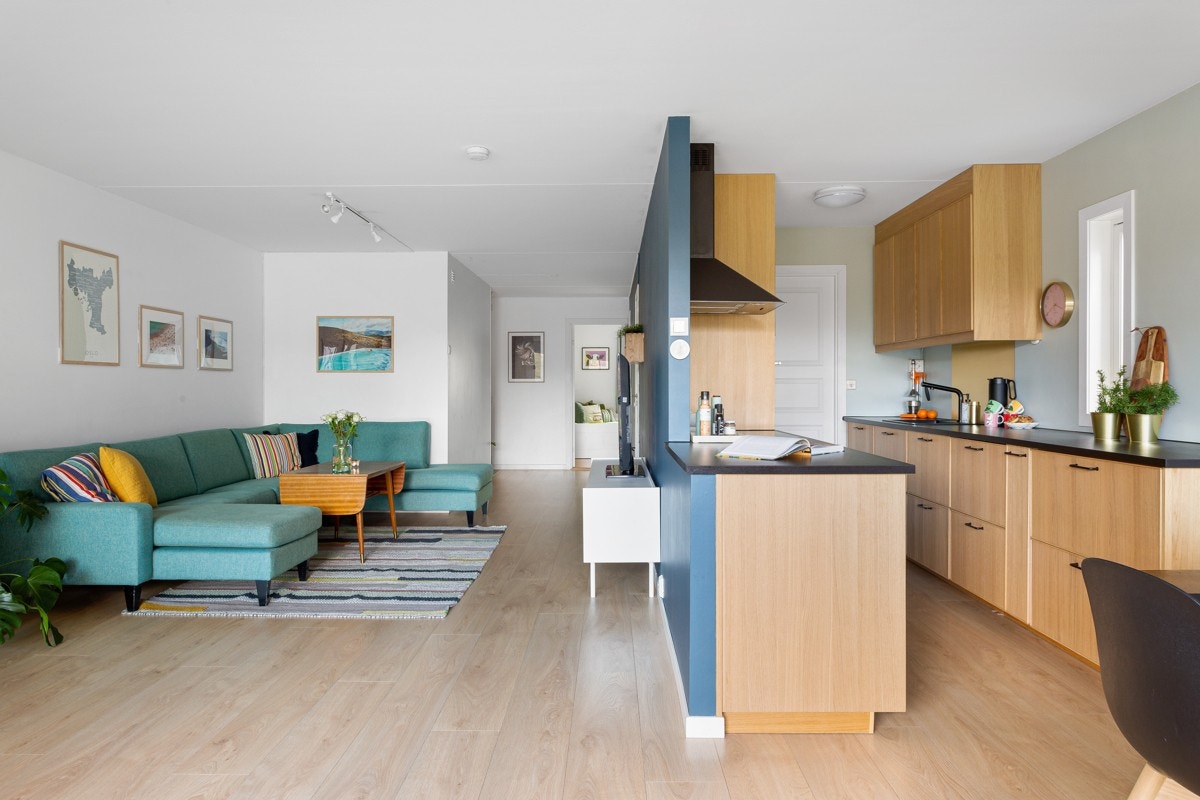 Stuen og kjøkkenet ligger i delvis åpen løsning. Det er plass til spisebord ved kjøkkenet. Gulv fra 2017. Galleribilde