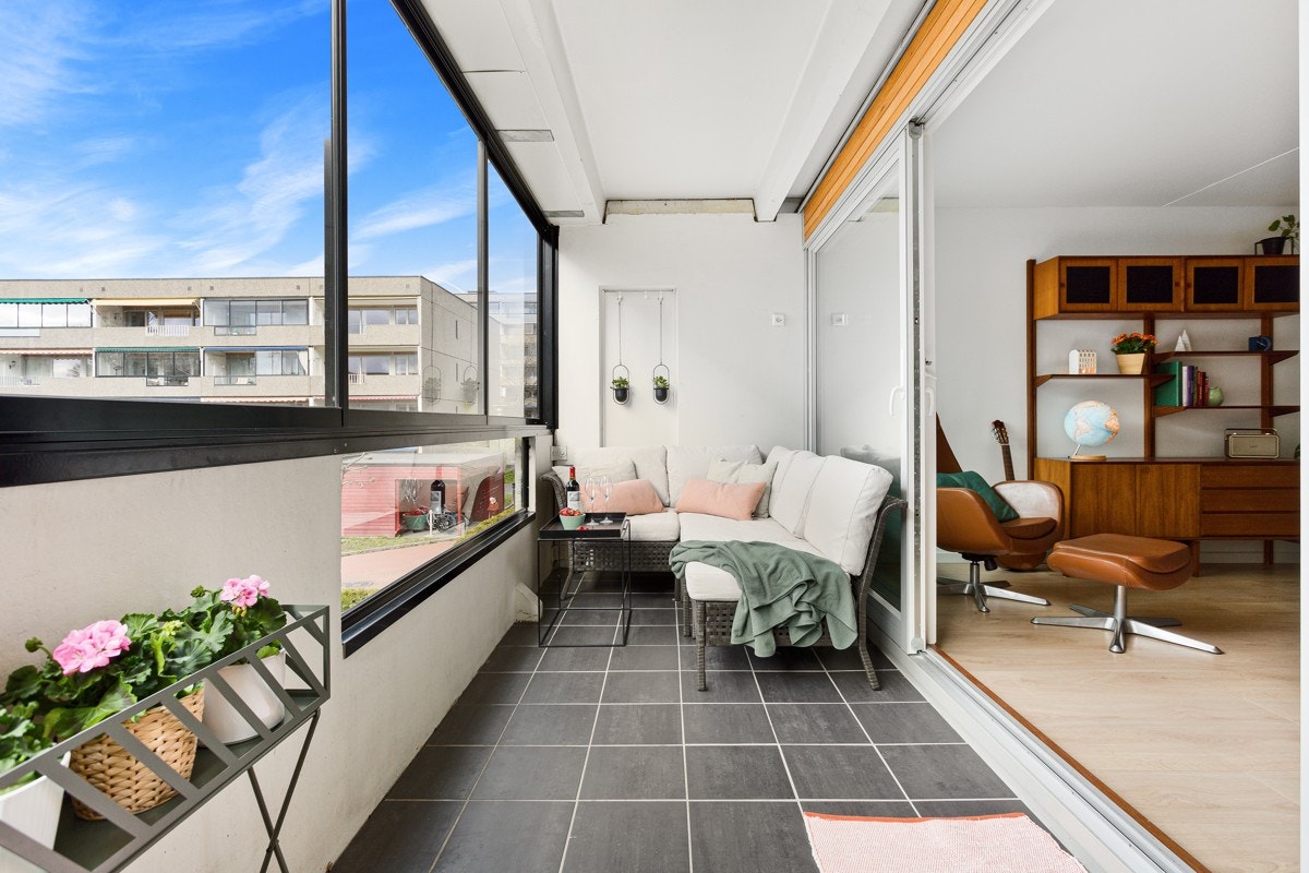 Kristine Følkner, Privatmegleren Scenario ønsker velkommen til visning. Innglasset balkong på ca.12 kvm. Flislagt dekke og brede skyvevinduer. Galleribilde