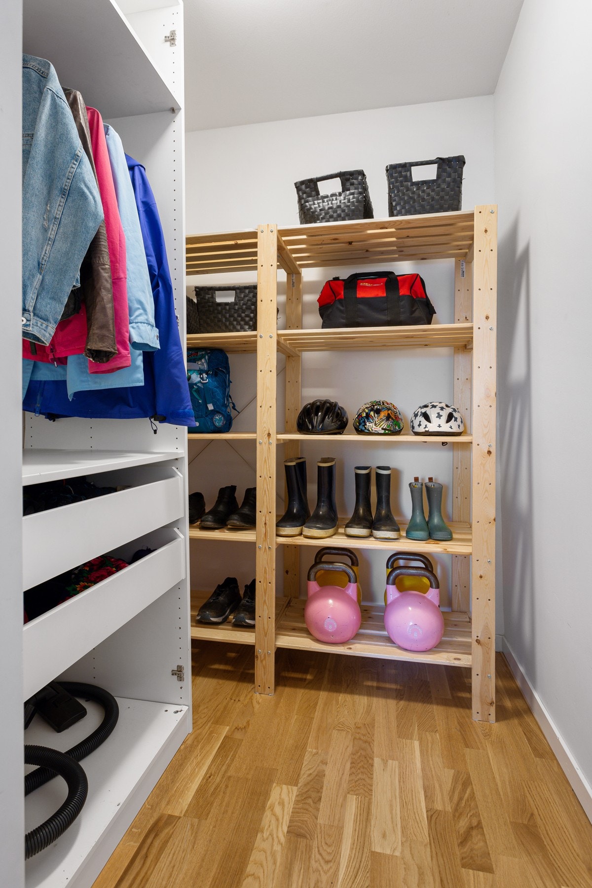 Lagringsboden bidrar til å holde hele adkomsten ryddig. Det er ytterligere plass i en disponibel kjellerbod og utvendig bod. Galleribilde