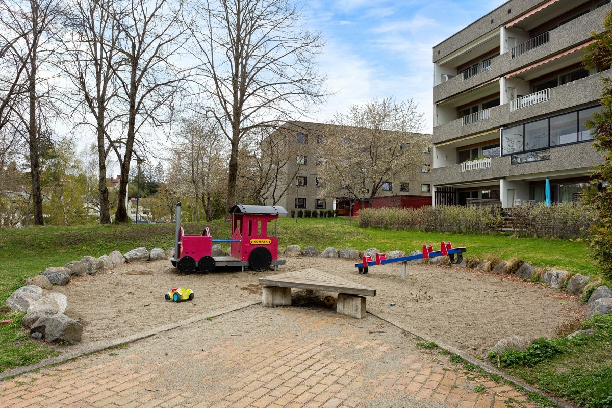 Blokkene er gruppert i tun, og har blant annet flere lekeplasser med sandkasse, ballplass og felles sittegrupper. Galleribilde