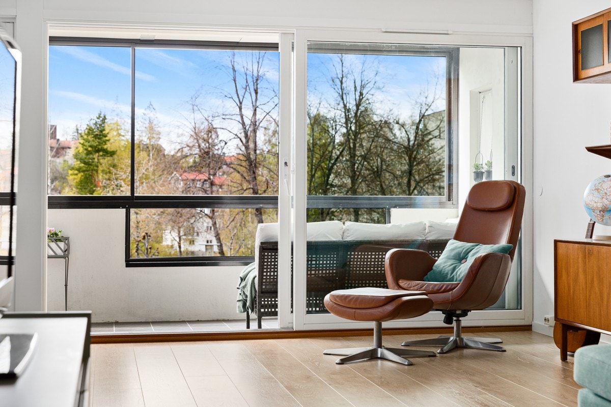 Stuens gode vindusflater fyller rommet med naturlig lys og byr samtidig på fin utsikt mot det frodige grøntarealet. Galleribilde