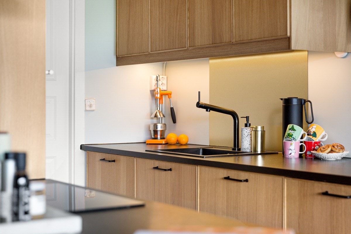 Sorte benkeplater, sorte detaljer og forgylt metall gjør det lille ekstra. Galleribilde