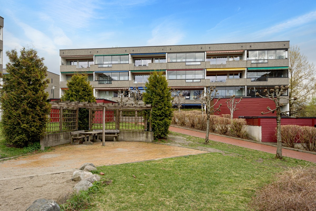 Nærmeste t-bane holdeplass er Hovseter som ligger ca. 5- 6 min gange fra boligen, og det er ca. 400 m i luftlinje til Røa. Galleribilde