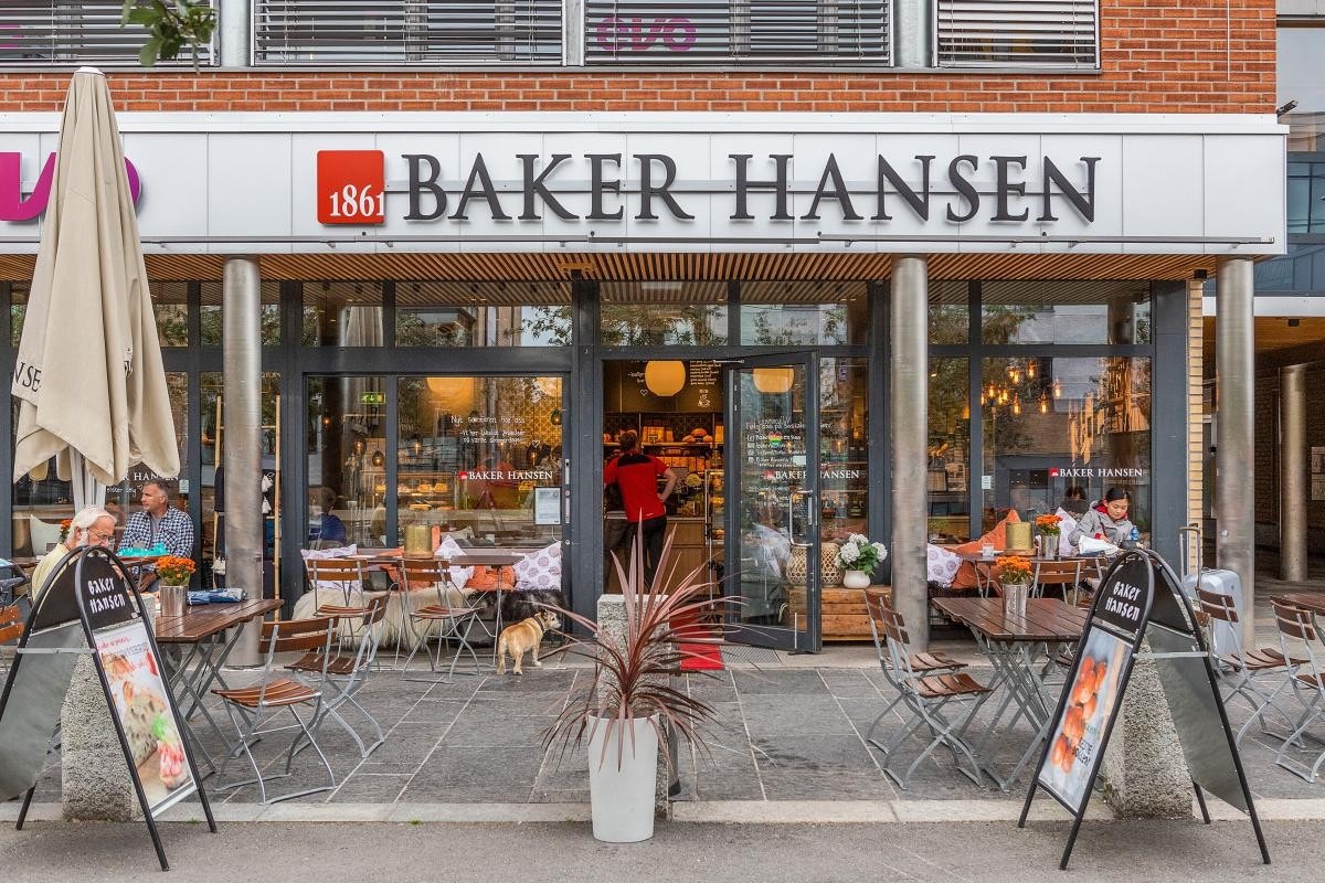 Kort spasertur til Røa Senter med alle servicetilbud og hyggelige Baker Hansen. Galleribilde