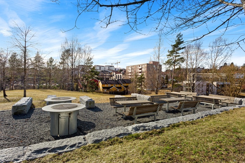 Borettslagets forseggjorte uteområder har blant annet felles utegriller og sittegrupper. Beboere har også tilgang til møte-/selskapsrom, gjesterom, og ikke minst et aktivitetssenter med trimrom. Galleribilde