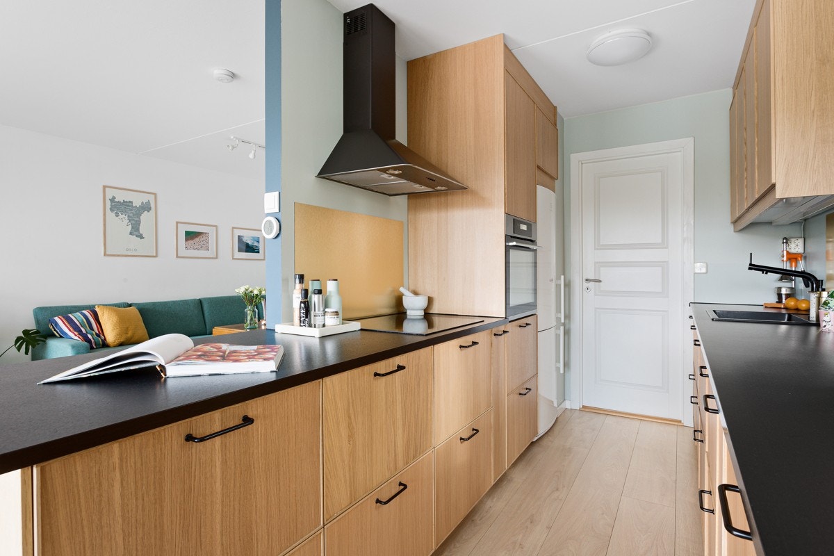 Kjøkkenet har rikelig med benke- og lagringsplass. Stekeovn, koketopp med komfyrvakt og oppvaskmaskin er integrert. Galleribilde