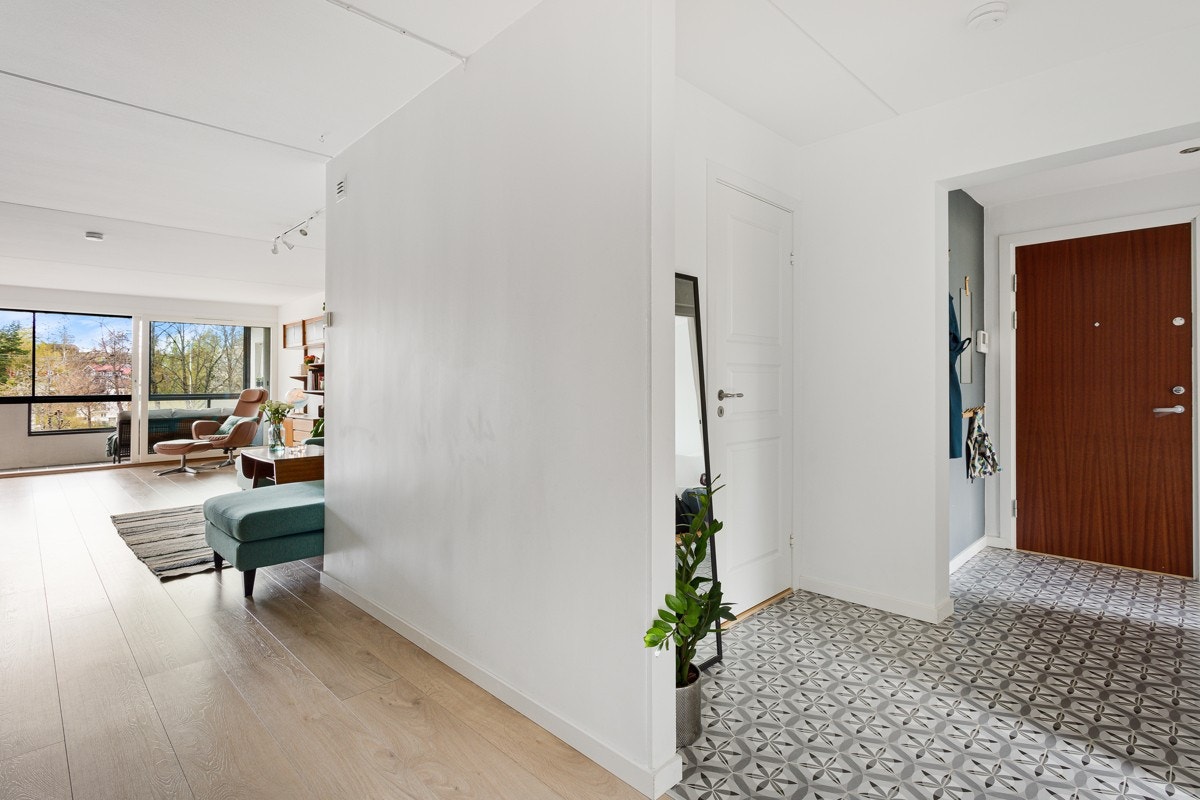 Hovseterveien, 34 B er en pent oppusset 4-roms endeleilighet med innglasset balkong og et moderne preg. Galleribilde