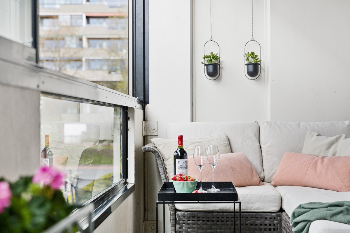 Leiligheten har en moderne standard, lyse, luftige oppholdsrom og en hyggelig balkong med skyvevinduer. Galleribilde