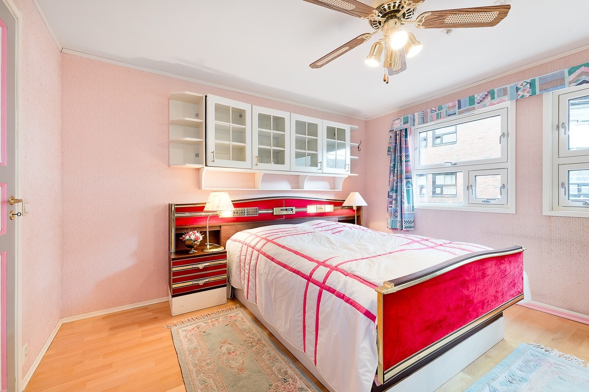 Det største soverommet har veldig god plass til dobbeltseng, tilhørende nattbord og stor garderobeløsning i tillegg til store vindusflater som slipper inn rikelig med naturlig lys. Galleribilde