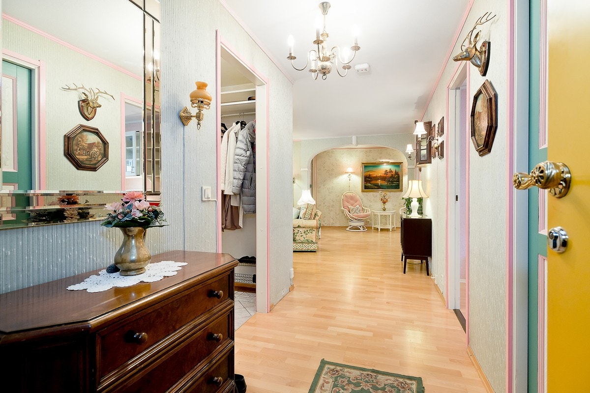 Inn fra privat yttergang på hele 10m² kommer du til boligens flotte entré. Galleribilde